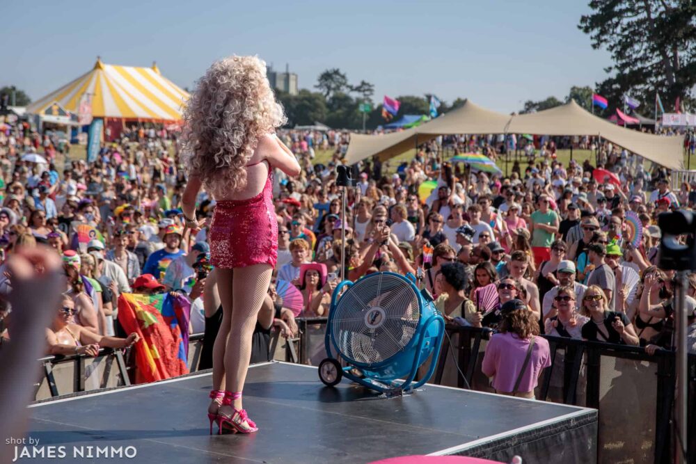 Catrin Feelings with crowds